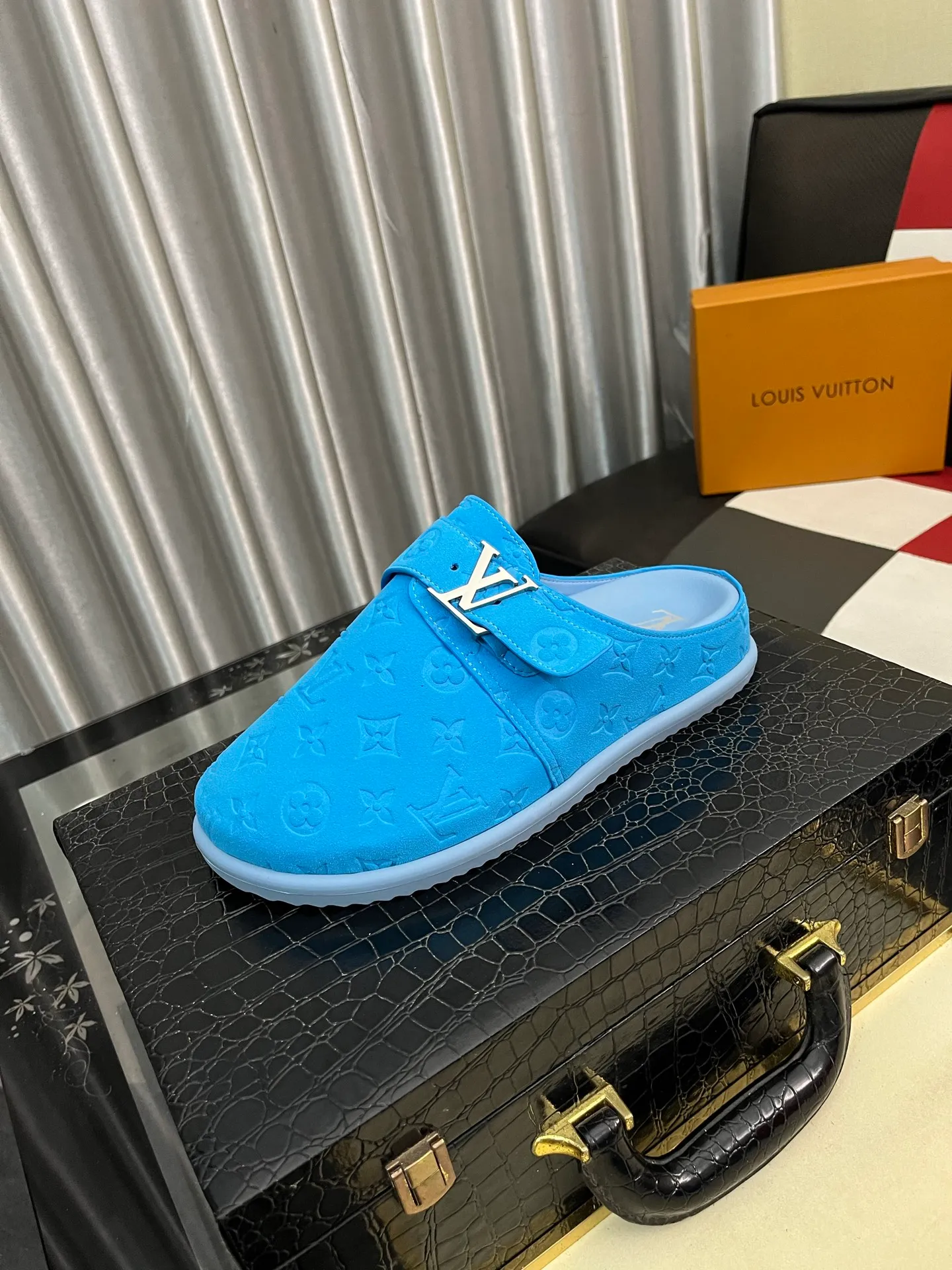 Men's shoes 💰380⌚️⌚️2025 new men's casual sandals and slippers, made of suede cow leather, with Monogram pattern to highlight the trendy style. Adjustable straps illuminated with LV letters, while a resilient insole and micro outsole provide lightweight comfort. Made of suede cow leather with embossed Monogram pattern and brand element metal hardware✅Adjustable straps➕Tough insole‼ ️Micro outsole. Comfortable and easy to wear‼ ️size: 38-446️⃣Colors available